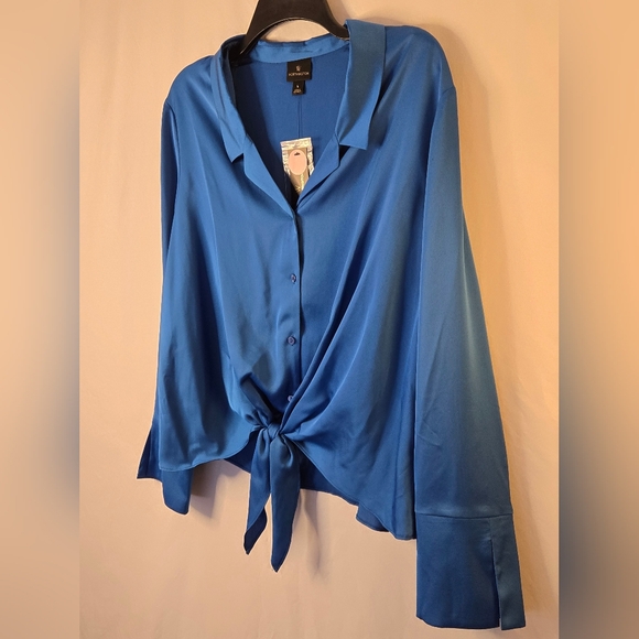 Women's Blouse - Picture 2 of 7